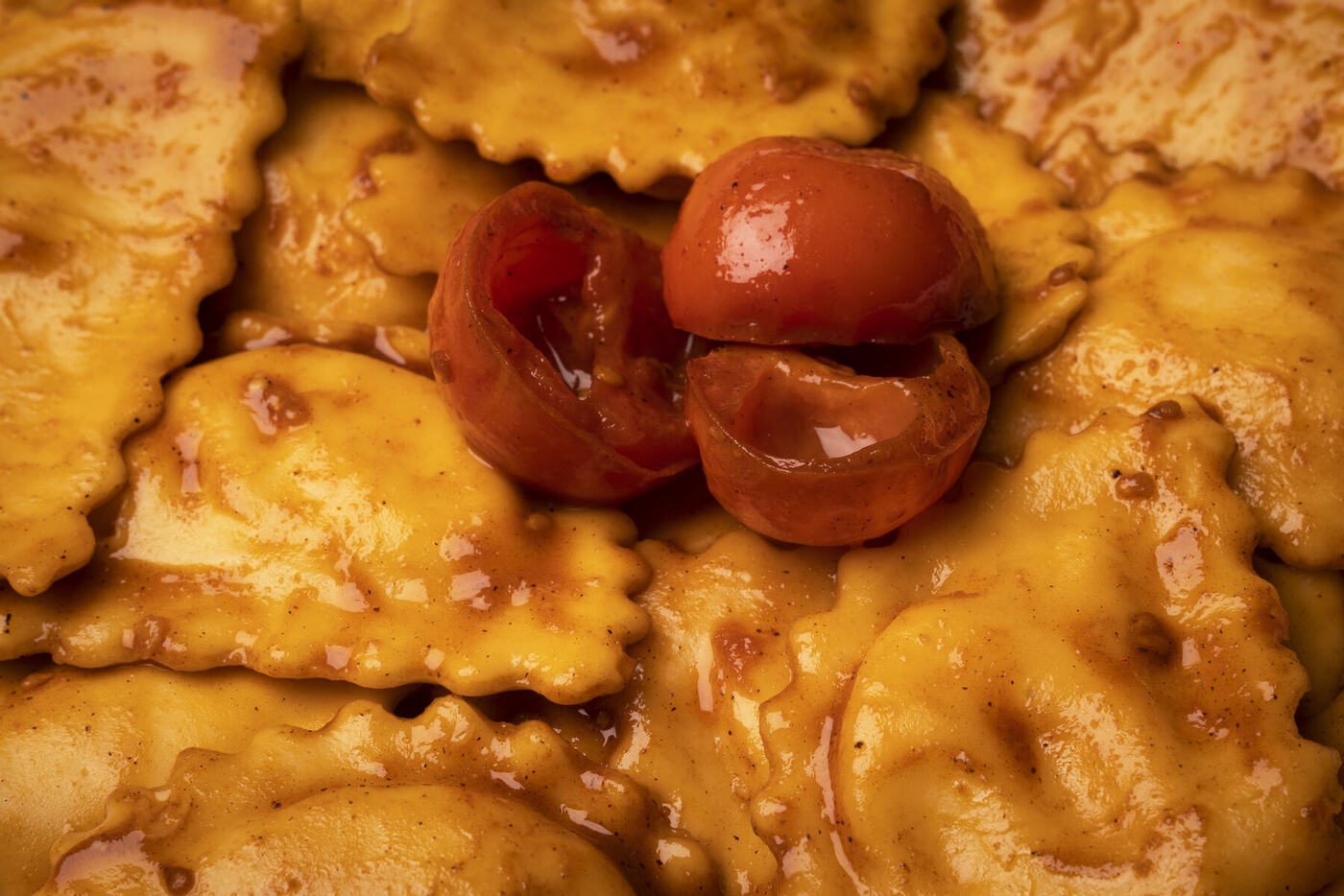 Primo piano di ravioli con pomodorini