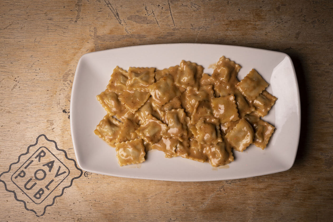 Porzione grande di ravioli al sugo di birra