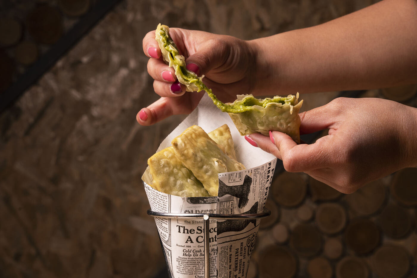 Conetto di ravioli fritti servito a mano