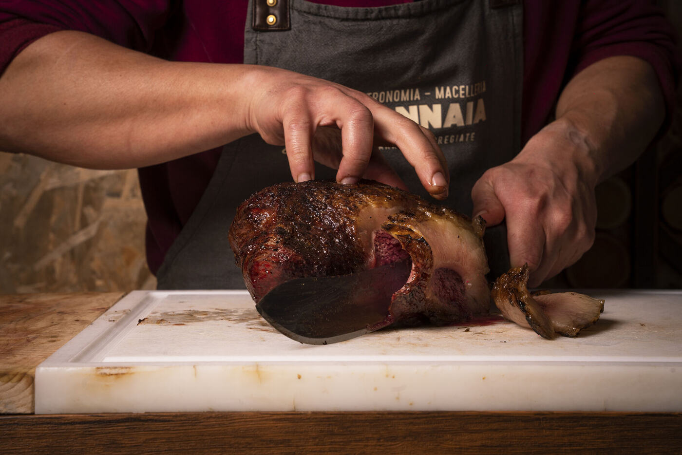 Il macellaio Francesco lavora un taglio di carne frollata